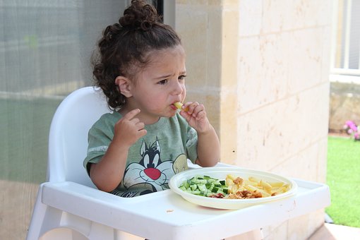 Alimentazione: bambina e che mangia