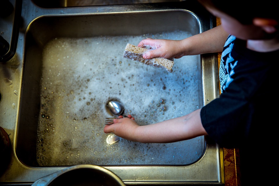 bambini che aiutano in casa