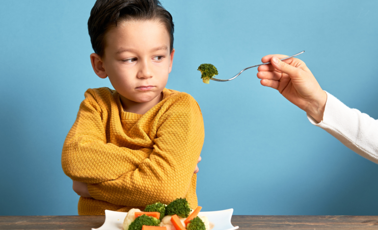 bambino rifiuta cibo