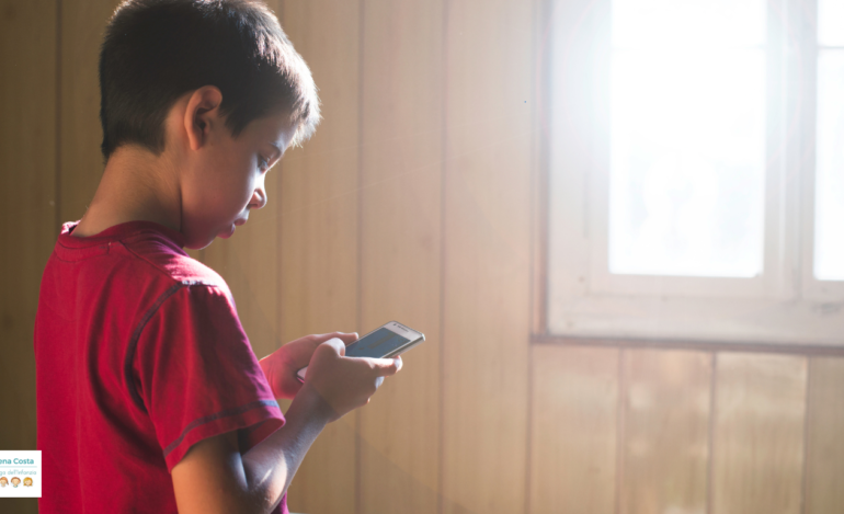 bambini che usano troppo il cellulare